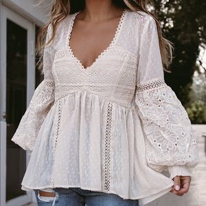 BRAND NEW. STUNNING EMBROIDERED PEASANT TOP W/ PUFF SLEEVES.
